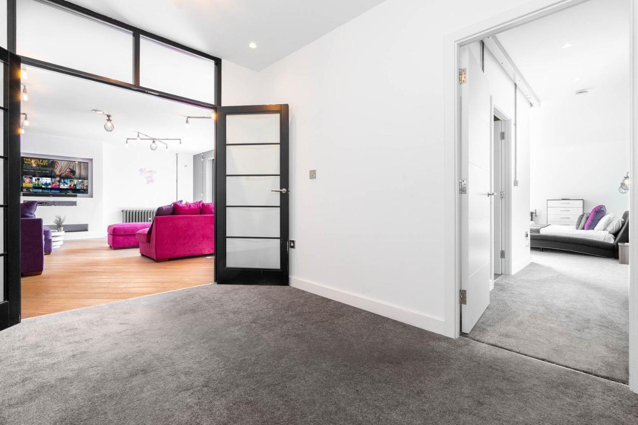 Ultimate Luxury Penthouse - Rooftop Terrace - Air Conditioning - Secure Parking - Long Term Only Apartment