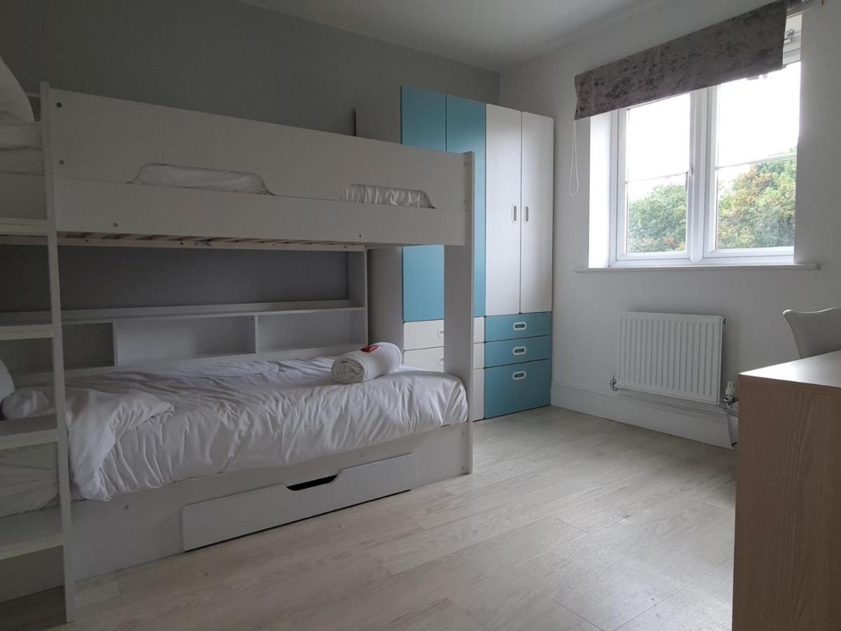 Pass The Keys Well Located Modern 5 Bedroom House Holiday home Birmingham
