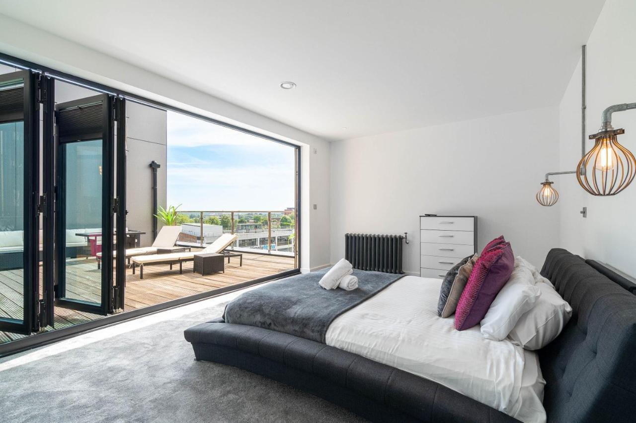 Apartment Ultimate Luxury Penthouse - Rooftop Terrace - Air Conditioning - Secure Parking - Long Term Only *