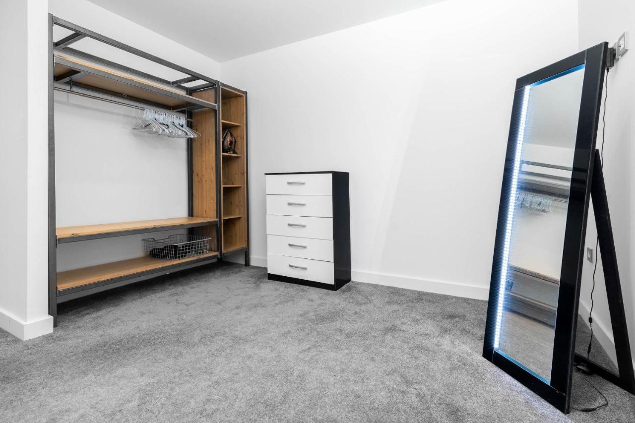 Ultimate Luxury Penthouse - Rooftop Terrace - Air Conditioning - Secure Parking - Long Term Only Apartment *