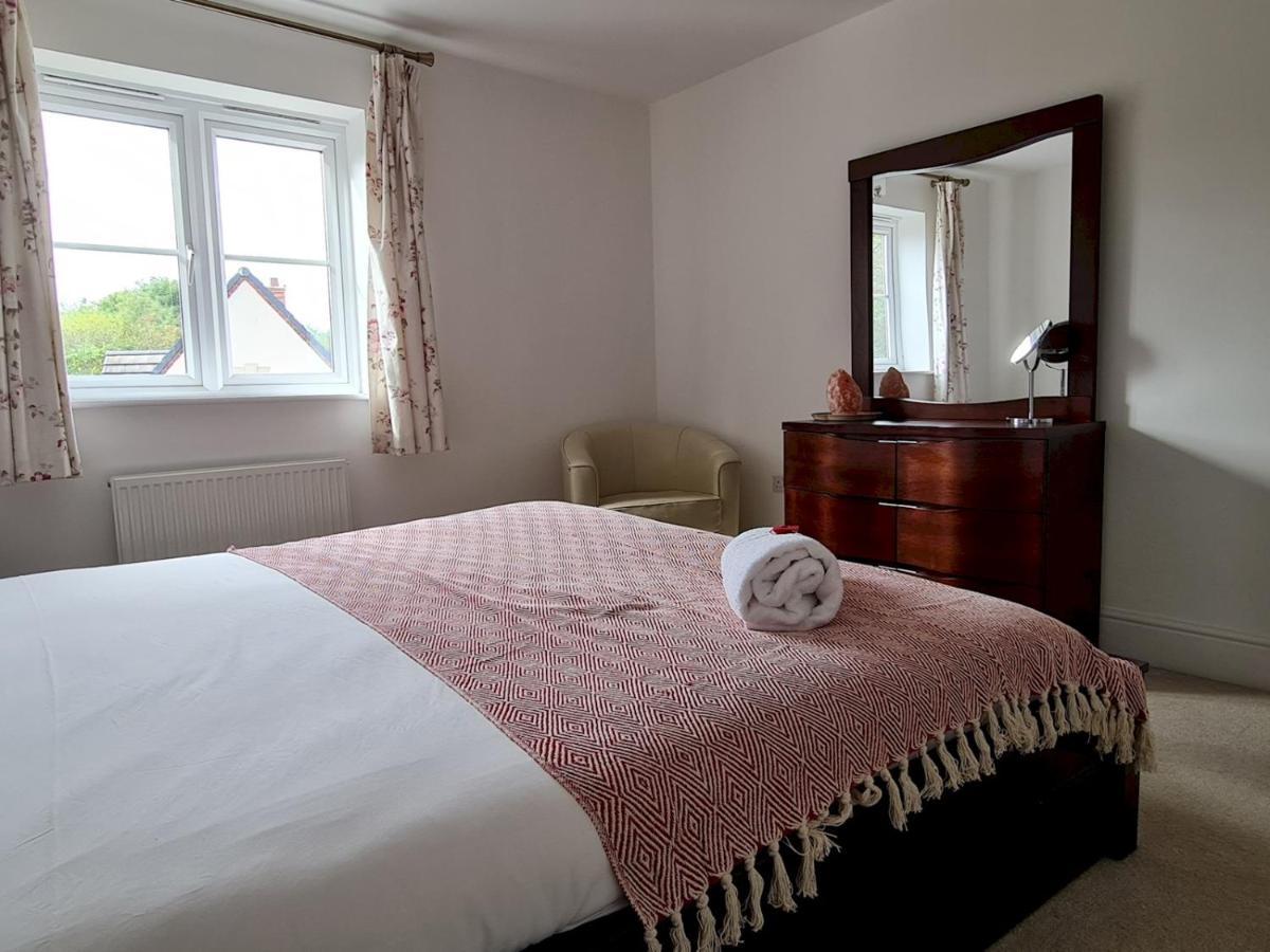 Pass The Keys Well Located Modern 5 Bedroom House *