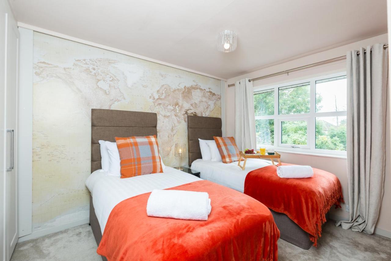 Stunning Solihull 4 Bedroom House With 6 Beds And Large Driveway Holiday home *