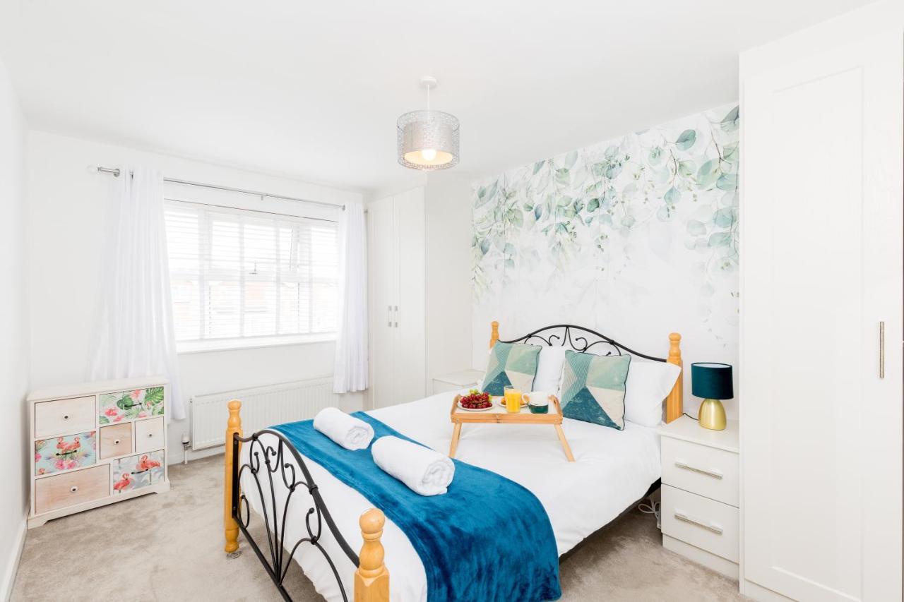 Stunning Solihull 4 Bedroom House With 6 Beds And Large Driveway Holiday home Birmingham