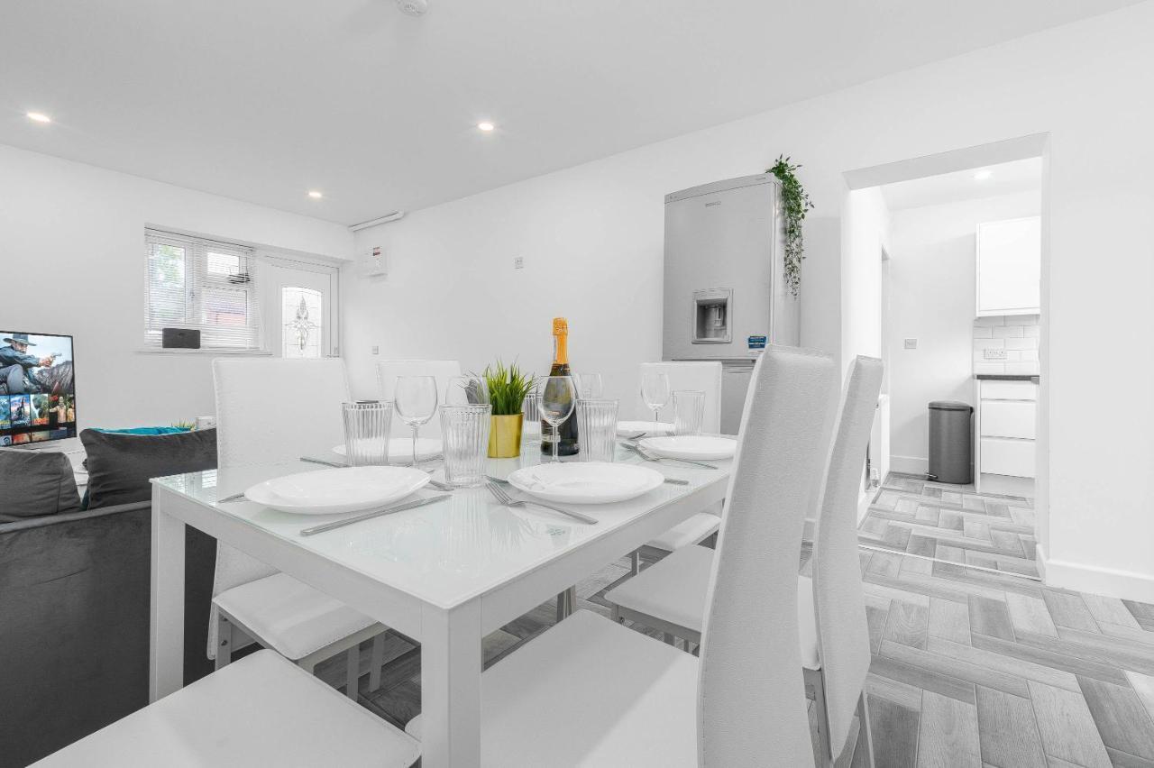5 Bedroom House - 10 Guests - Multiple Off Street Parking - Garden - Smart Tv - Wifi - Contractors - Families - Groups Birmingham