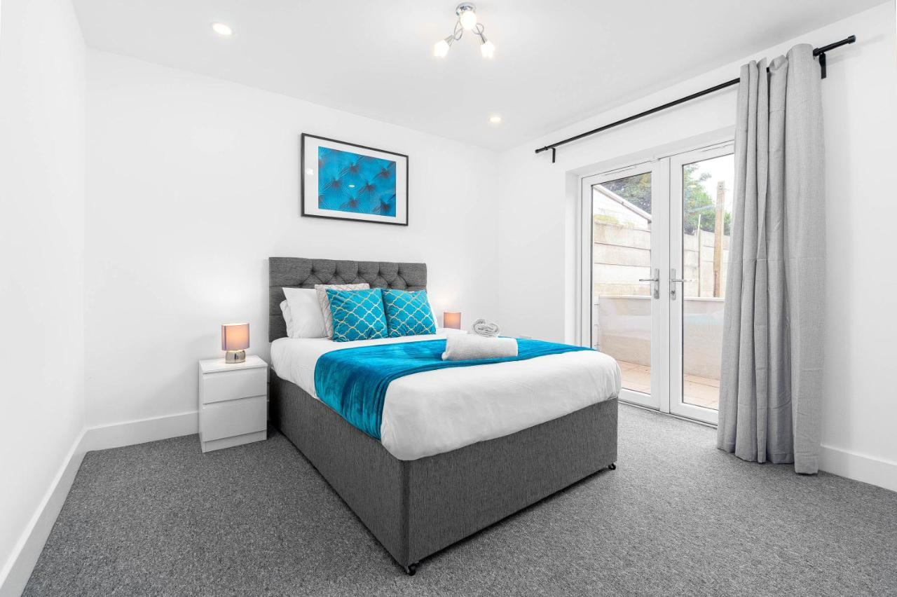 5 Bedroom House - 10 Guests - Multiple Off Street Parking - Garden - Smart Tv - Wifi - Contractors - Families - Groups Holiday home *