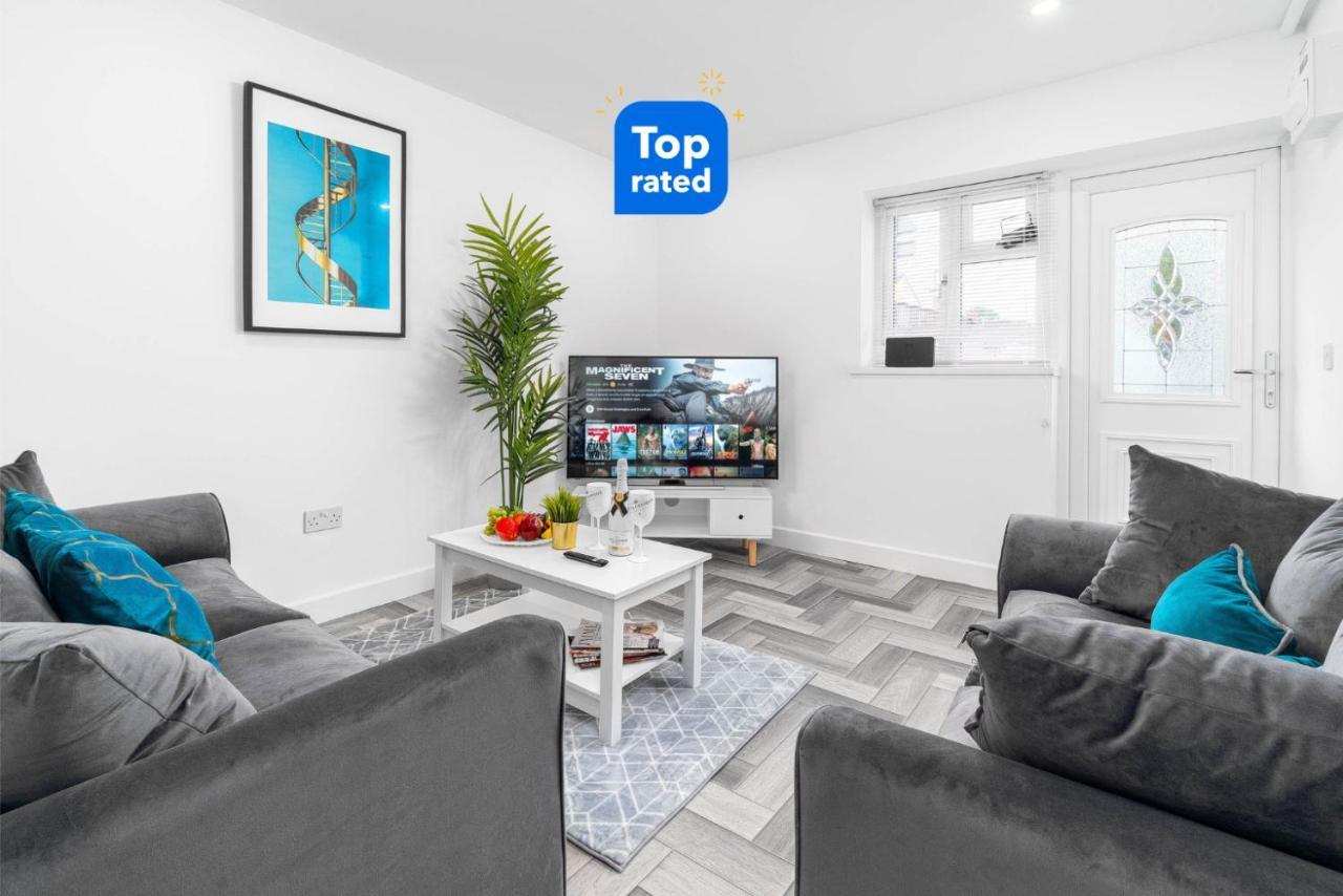 5 Bedroom House - 10 Guests - Multiple Off Street Parking - Garden - Smart Tv - Wifi - Contractors - Families - Groups Holiday home *
