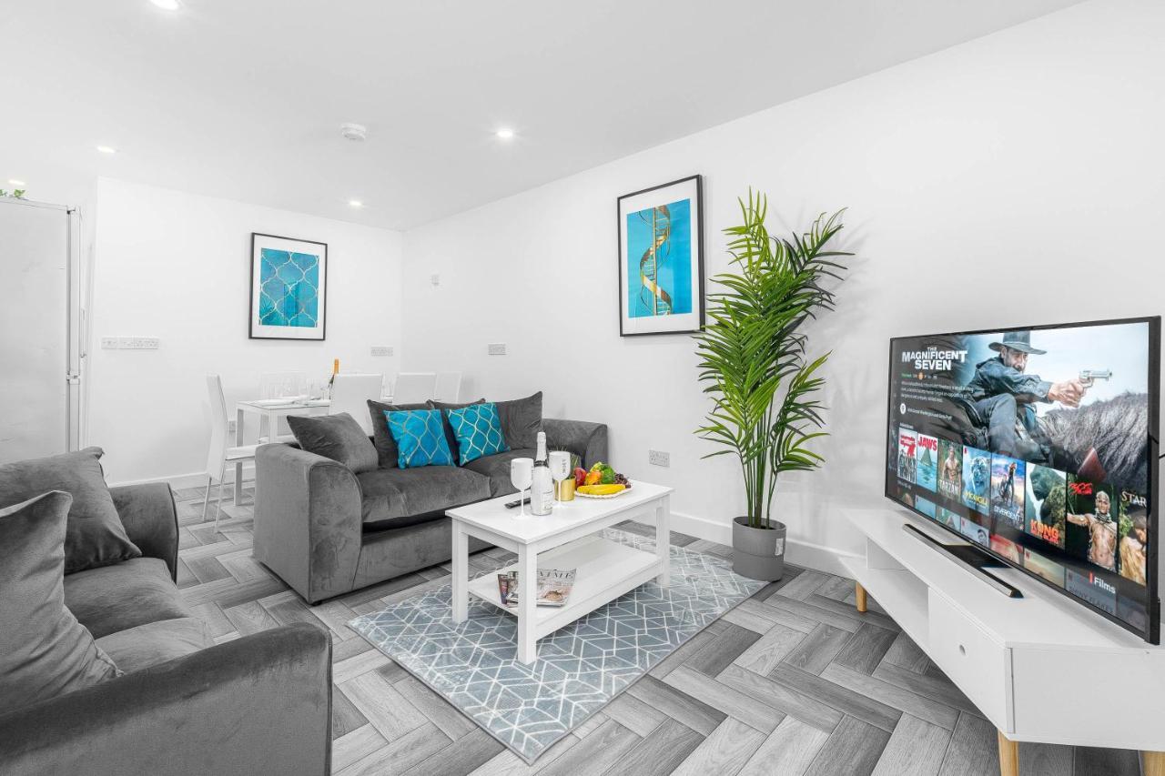 Holiday home 5 Bedroom House - 10 Guests - Multiple Off Street Parking - Garden - Smart Tv - Wifi - Contractors - Families - Groups Birmingham