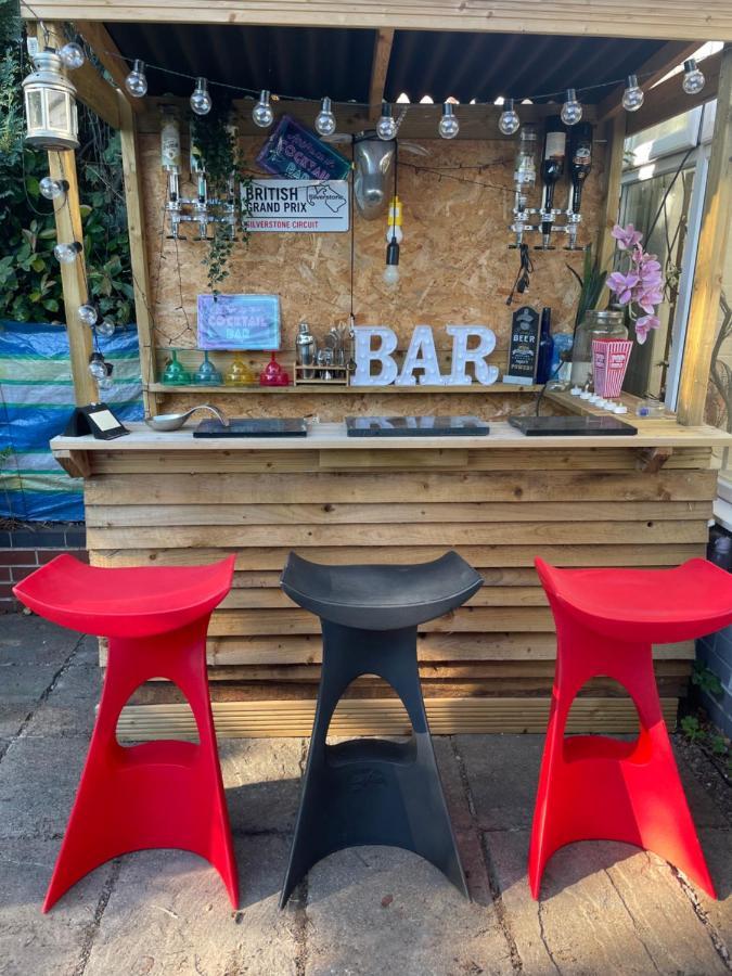 Holiday home Central England Reunion Pad For Groups & Contractors Bbq Outside Bar & Karaoke Machine Free Drive Way Parking *