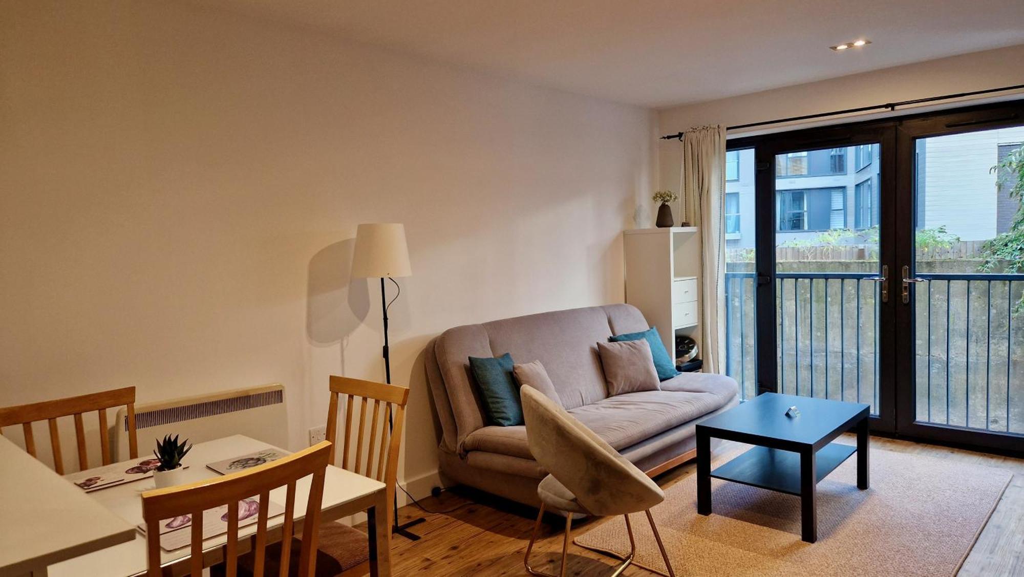 Apartment Spacious & Modern In Centre With Balcony