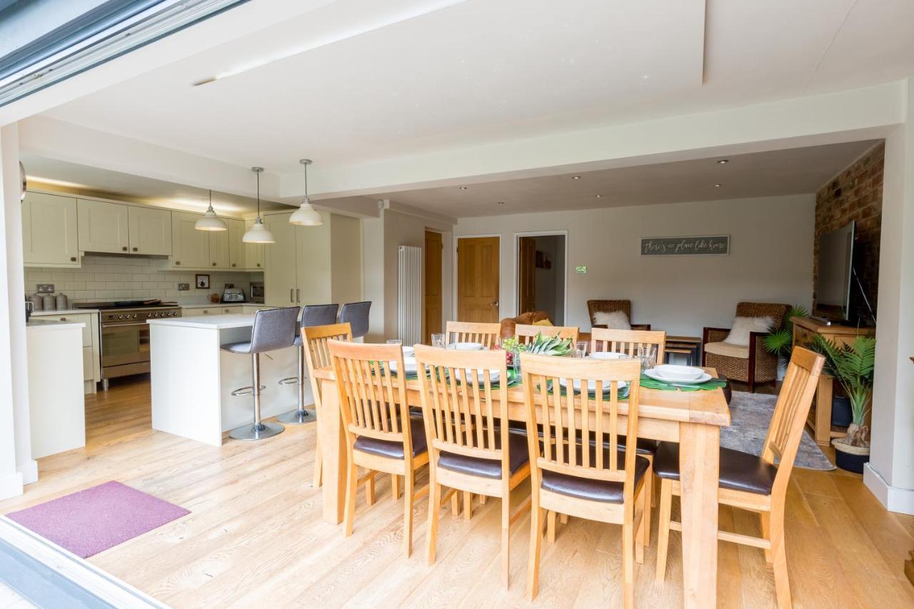 Stunning Solihull 4 Bedroom House With 6 Beds And Large Driveway