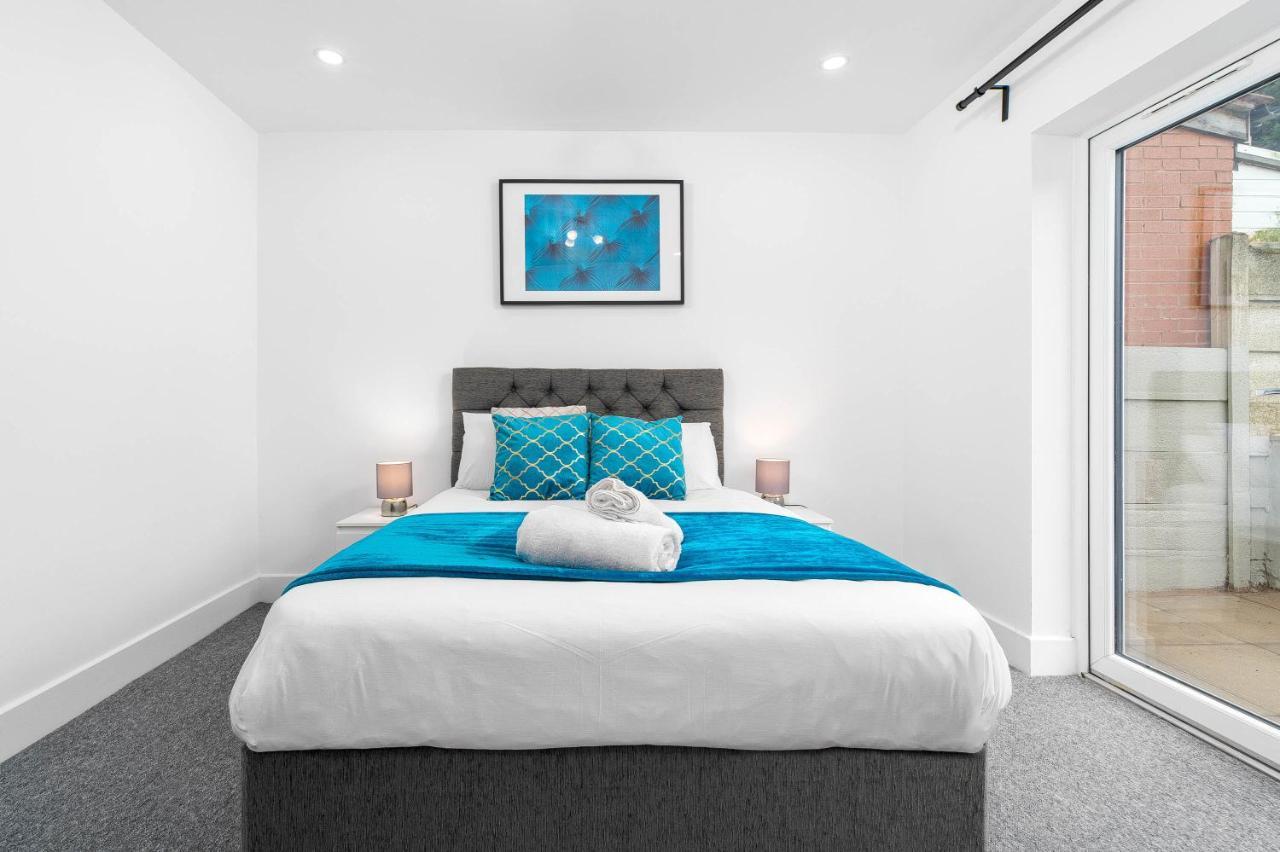 5 Bedroom House - 10 Guests - Multiple Off Street Parking - Garden - Smart Tv - Wifi - Contractors - Families - Groups