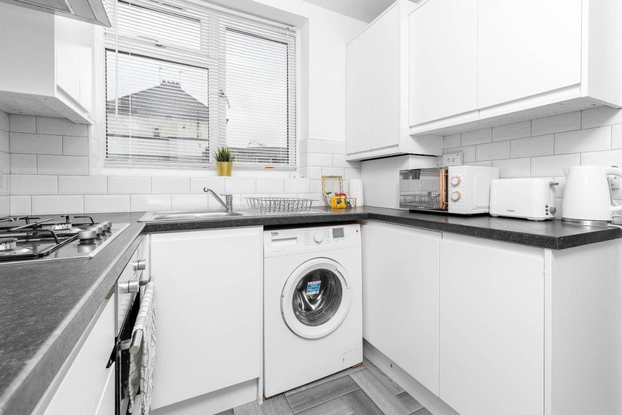 5 Bedroom House - 10 Guests - Multiple Off Street Parking - Garden - Smart Tv - Wifi - Contractors - Families - Groups Holiday home