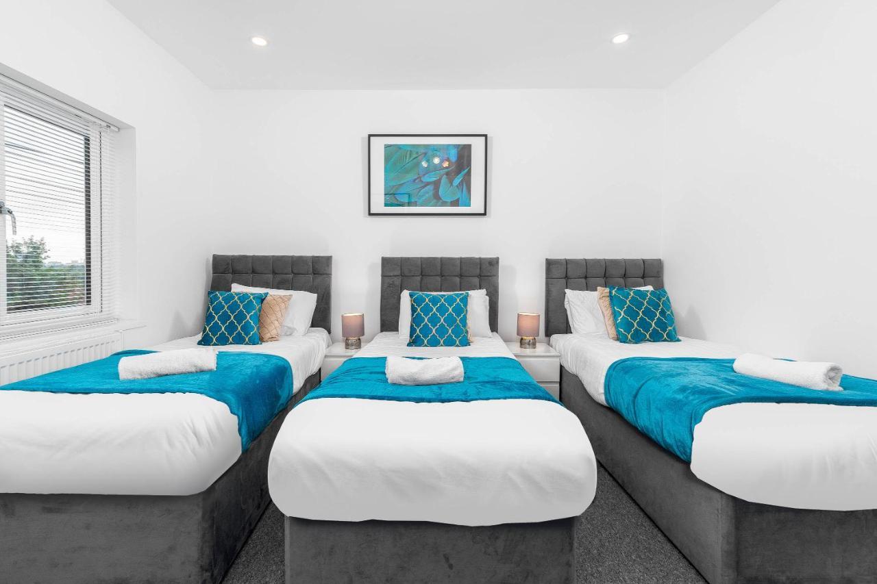 5 Bedroom House - 10 Guests - Multiple Off Street Parking - Garden - Smart Tv - Wifi - Contractors - Families - Groups *