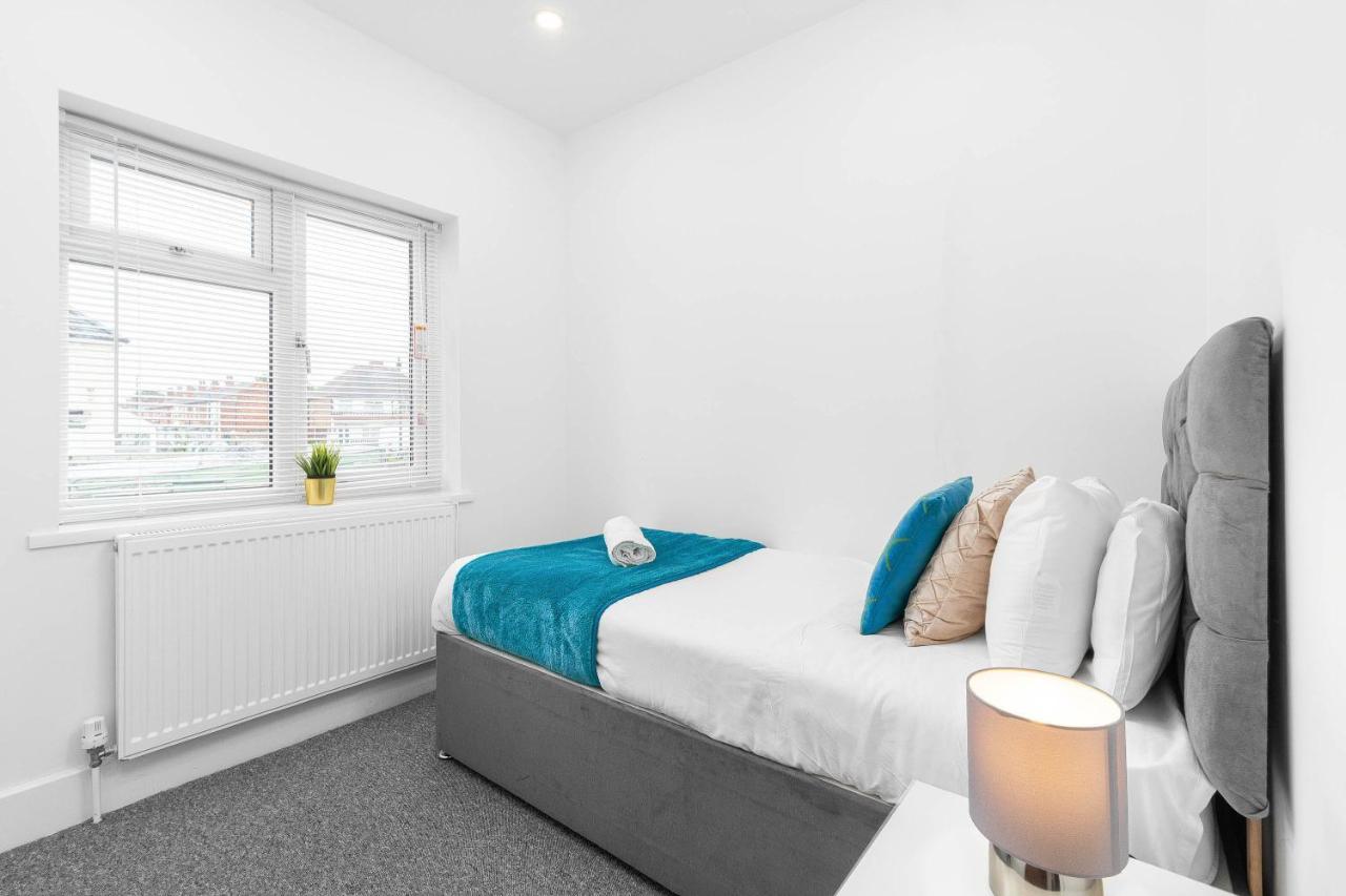 5 Bedroom House - 10 Guests - Multiple Off Street Parking - Garden - Smart Tv - Wifi - Contractors - Families - Groups * Birmingham