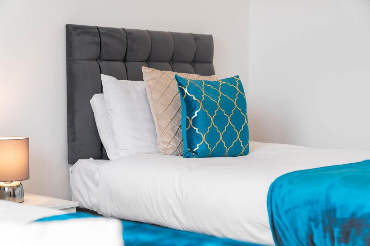 Holiday home 5 Bedroom House - 10 Guests - Multiple Off Street Parking - Garden - Smart Tv - Wifi - Contractors - Families - Groups *