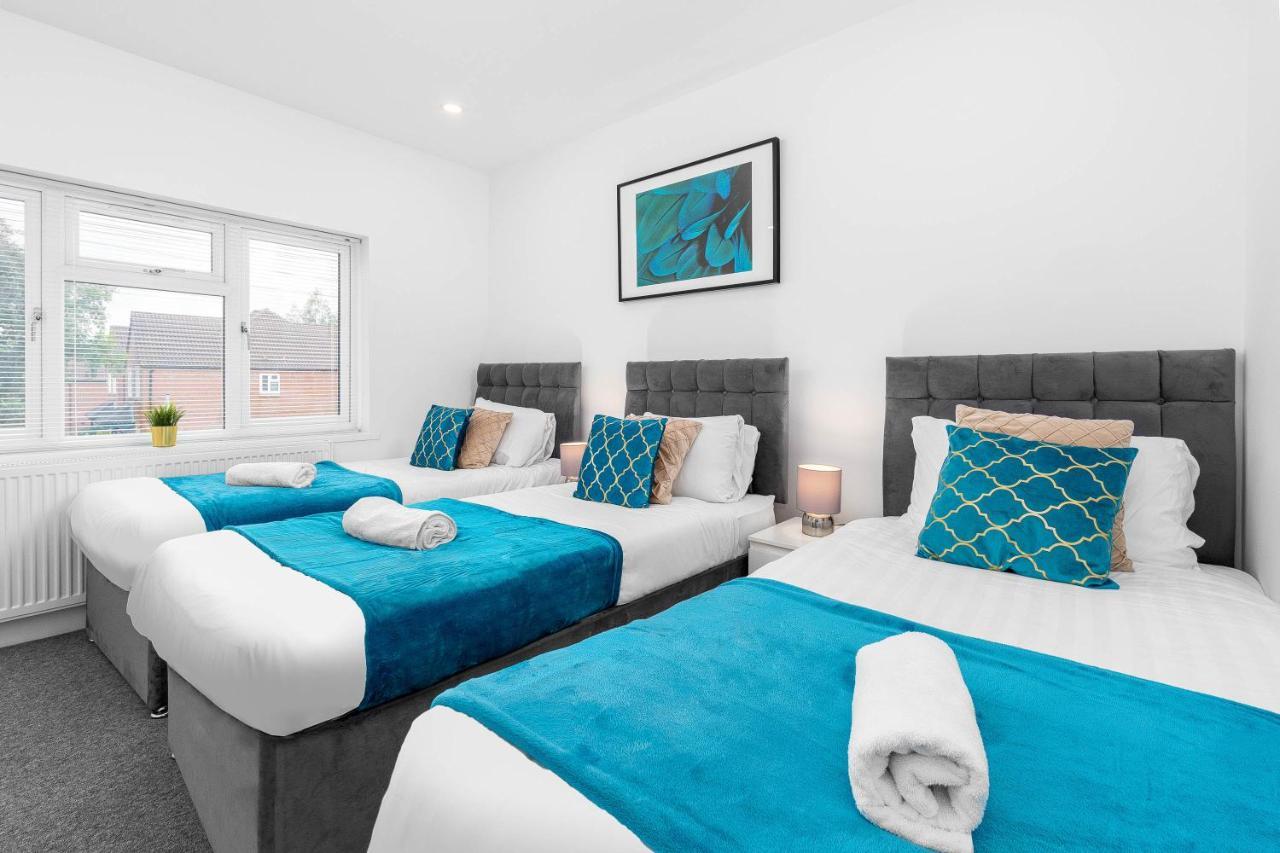 Holiday home 5 Bedroom House - 10 Guests - Multiple Off Street Parking - Garden - Smart Tv - Wifi - Contractors - Families - Groups