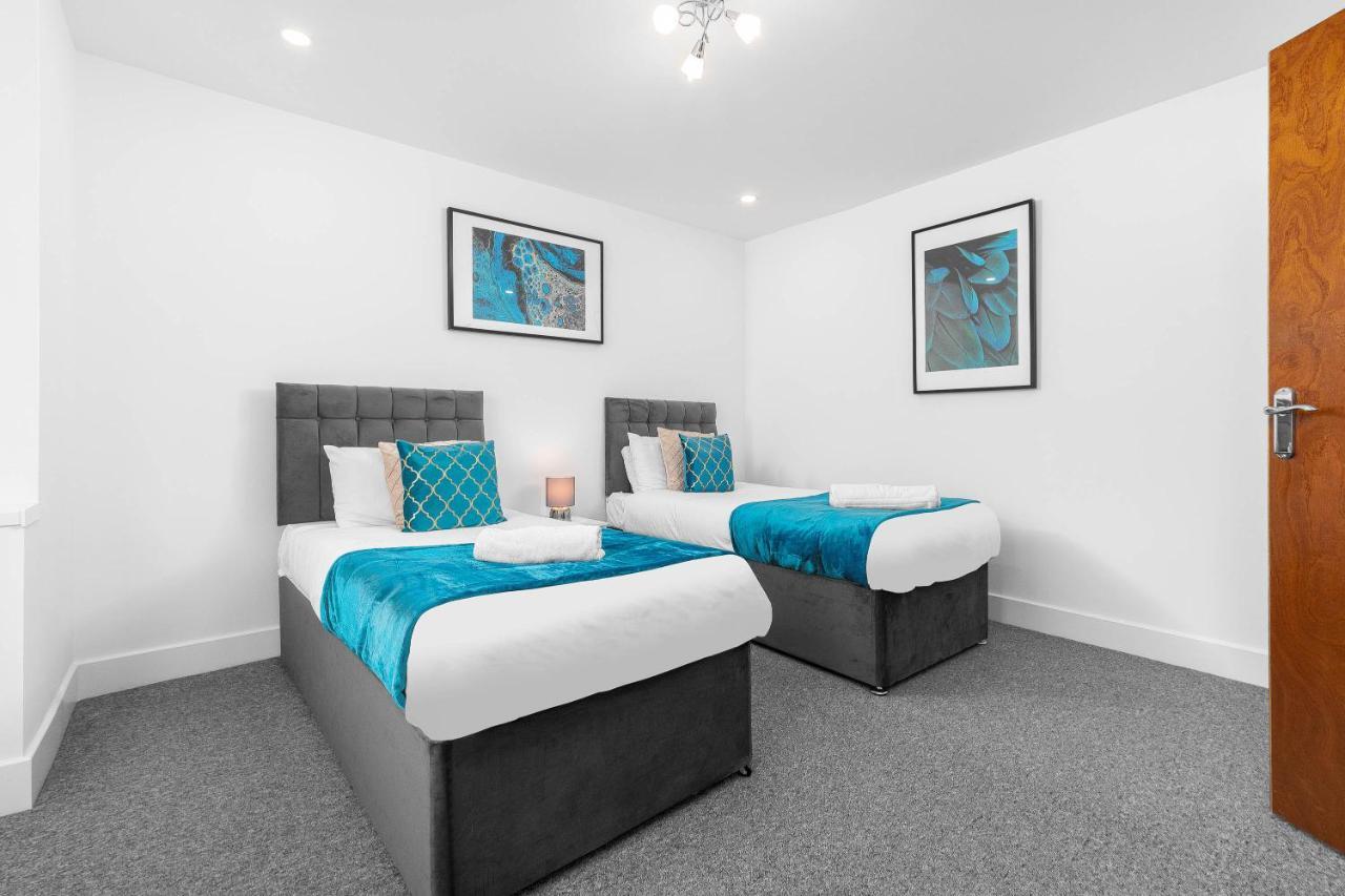 5 Bedroom House - 10 Guests - Multiple Off Street Parking - Garden - Smart Tv - Wifi - Contractors - Families - Groups * Birmingham