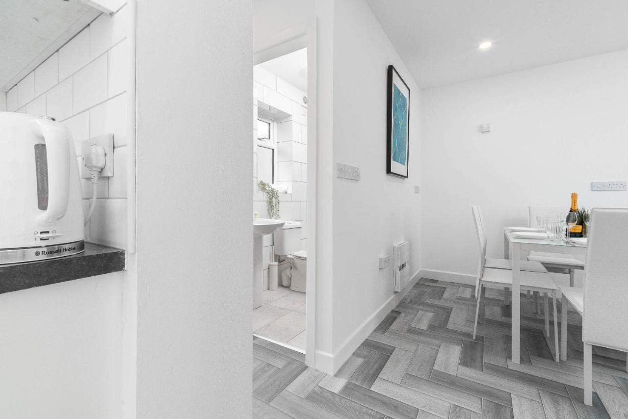 5 Bedroom House - 10 Guests - Multiple Off Street Parking - Garden - Smart Tv - Wifi - Contractors - Families - Groups Holiday home Birmingham