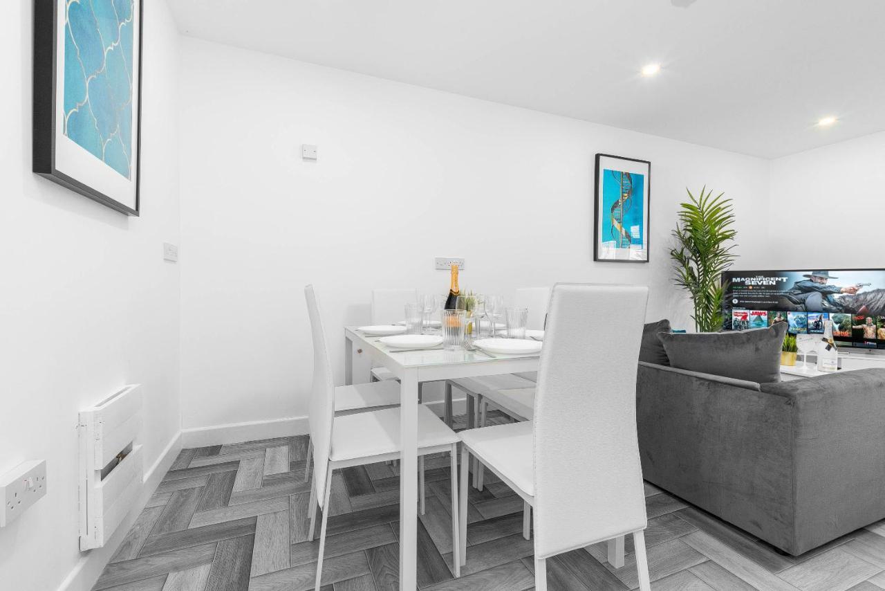 5 Bedroom House - 10 Guests - Multiple Off Street Parking - Garden - Smart Tv - Wifi - Contractors - Families - Groups *