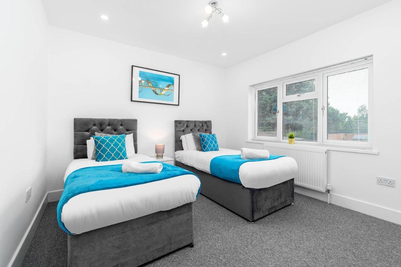 5 Bedroom House - 10 Guests - Multiple Off Street Parking - Garden - Smart Tv - Wifi - Contractors - Families - Groups Holiday home Birmingham