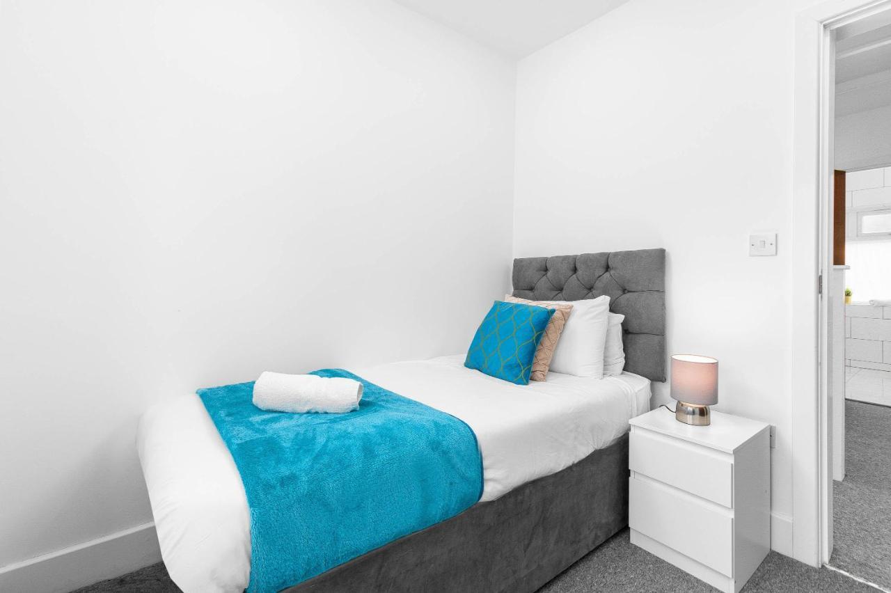 5 Bedroom House - 10 Guests - Multiple Off Street Parking - Garden - Smart Tv - Wifi - Contractors - Families - Groups *