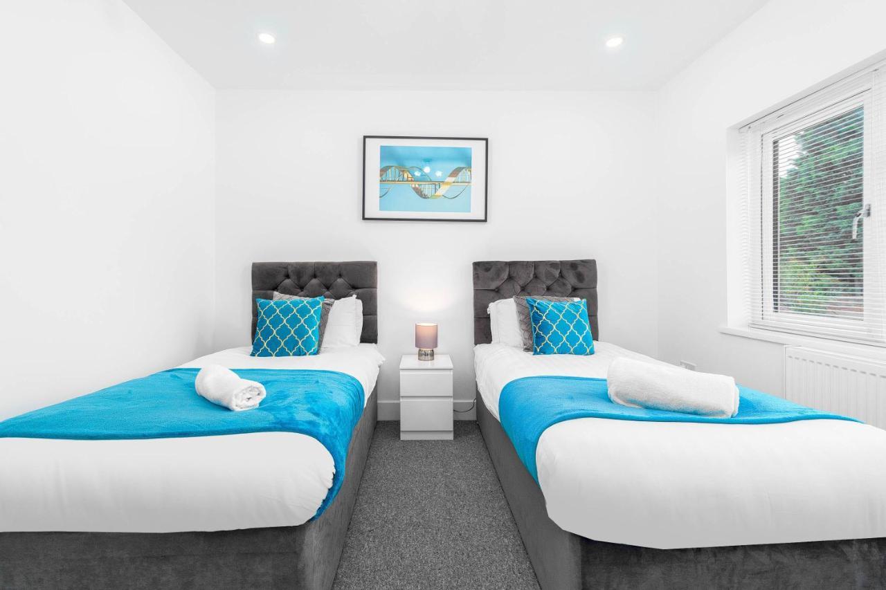 Holiday home 5 Bedroom House - 10 Guests - Multiple Off Street Parking - Garden - Smart Tv - Wifi - Contractors - Families - Groups