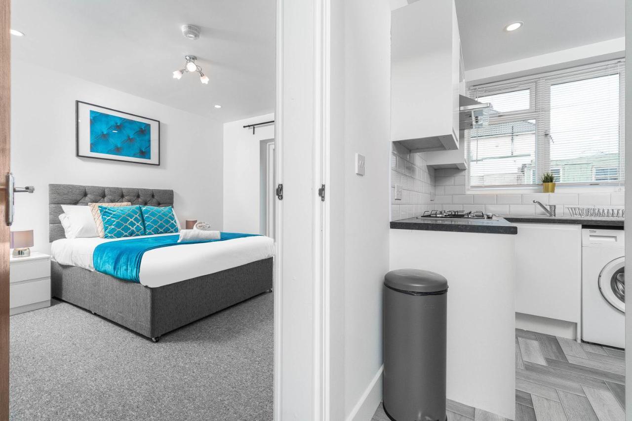 Holiday home 5 Bedroom House - 10 Guests - Multiple Off Street Parking - Garden - Smart Tv - Wifi - Contractors - Families - Groups Birmingham
