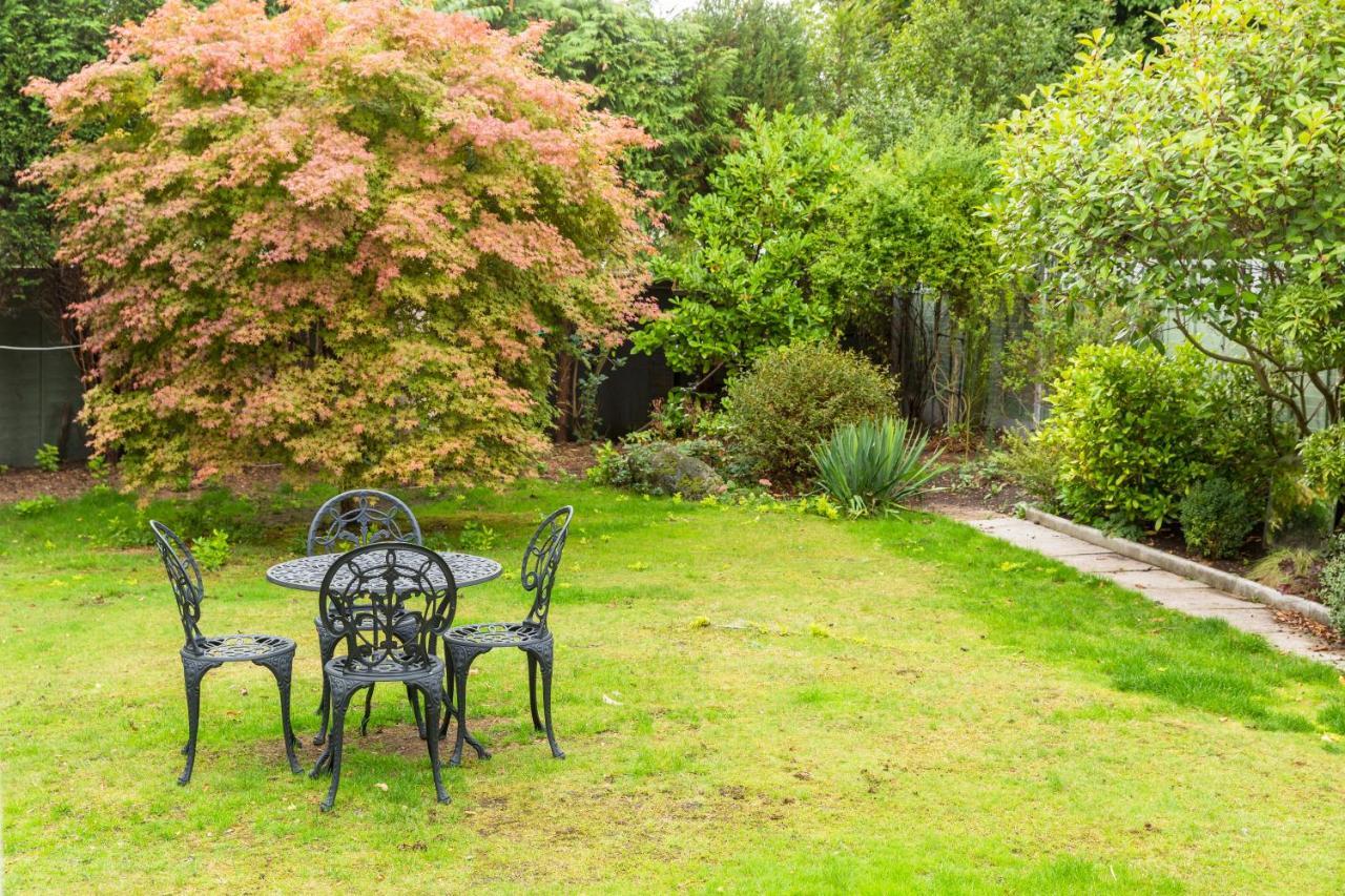 Holiday home Stunning Solihull 4 Bedroom House With 6 Beds And Large Driveway *