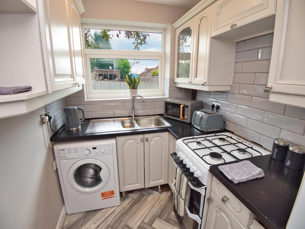 Cosy 3 Bed With Parking- Family And Contractors * Birmingham