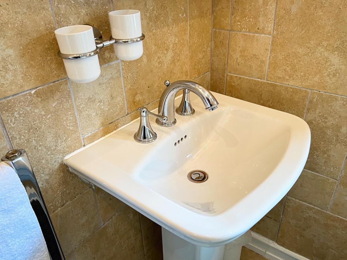 Cosy 3 Bed With Parking- Family And Contractors