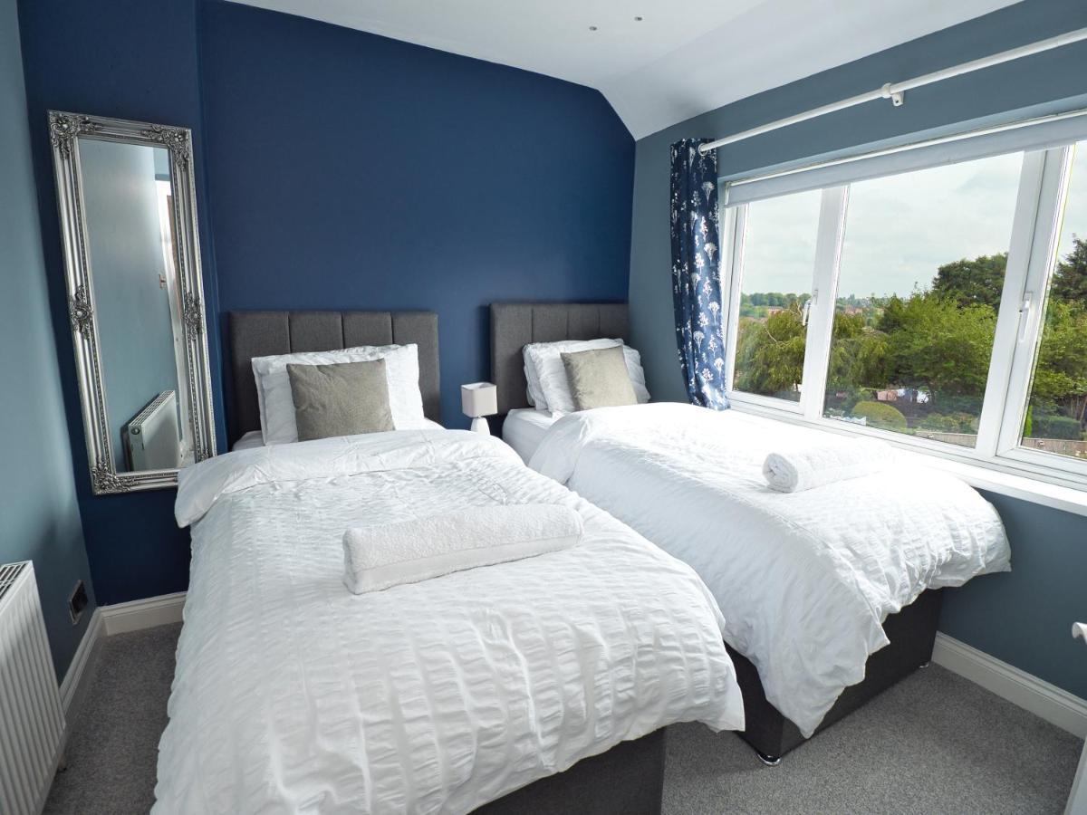 Cosy 3 Bed With Parking- Family And Contractors