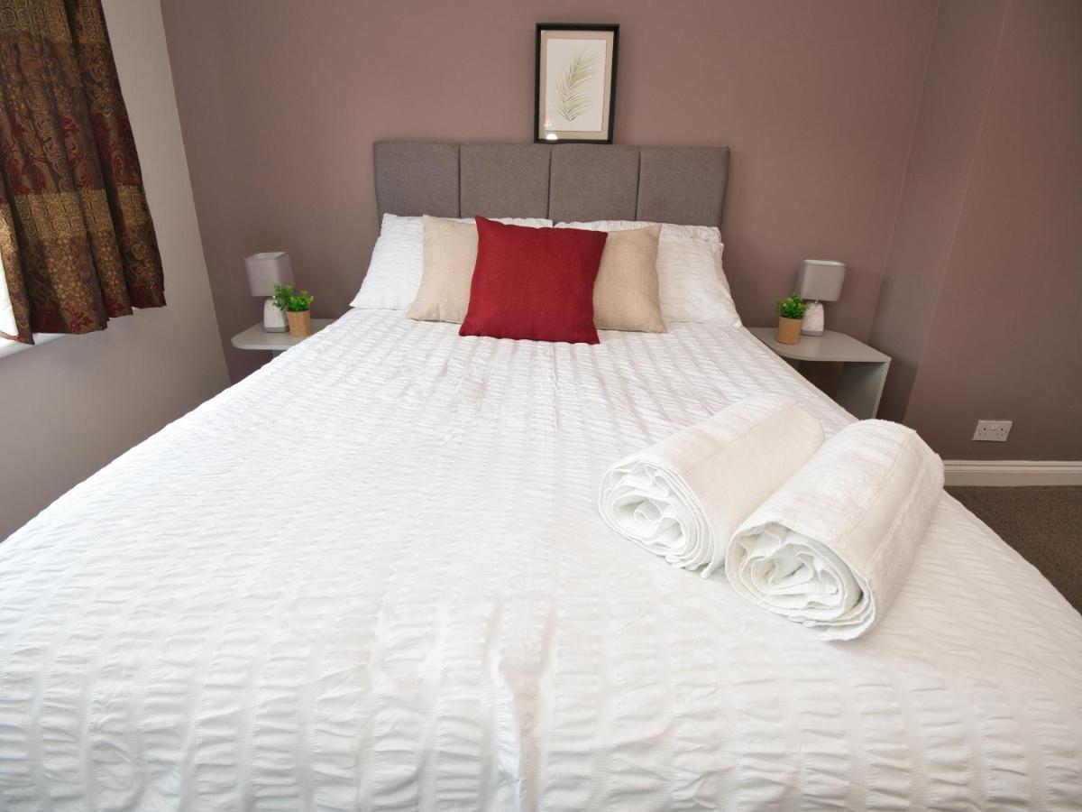 Cosy 3 Bed With Parking- Family And Contractors *