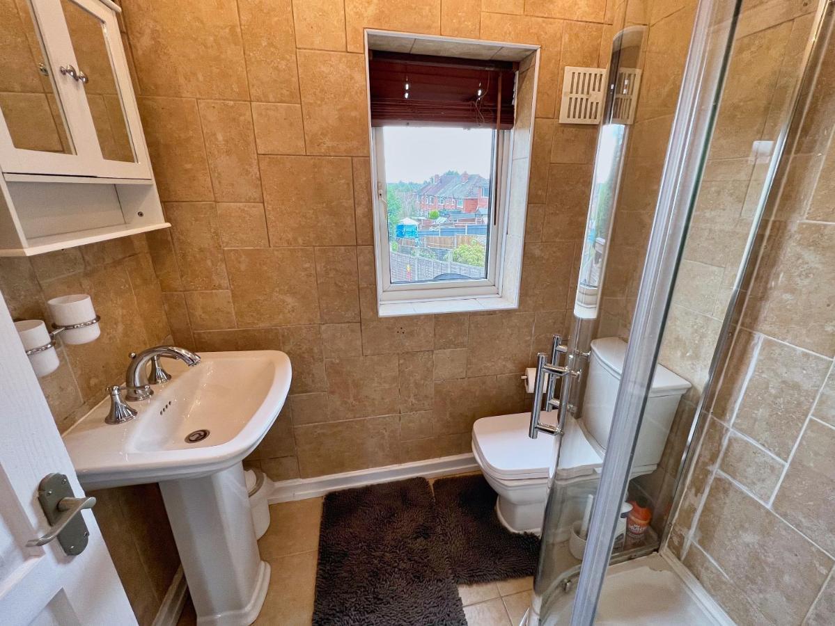 Cosy 3 Bed With Parking- Family And Contractors