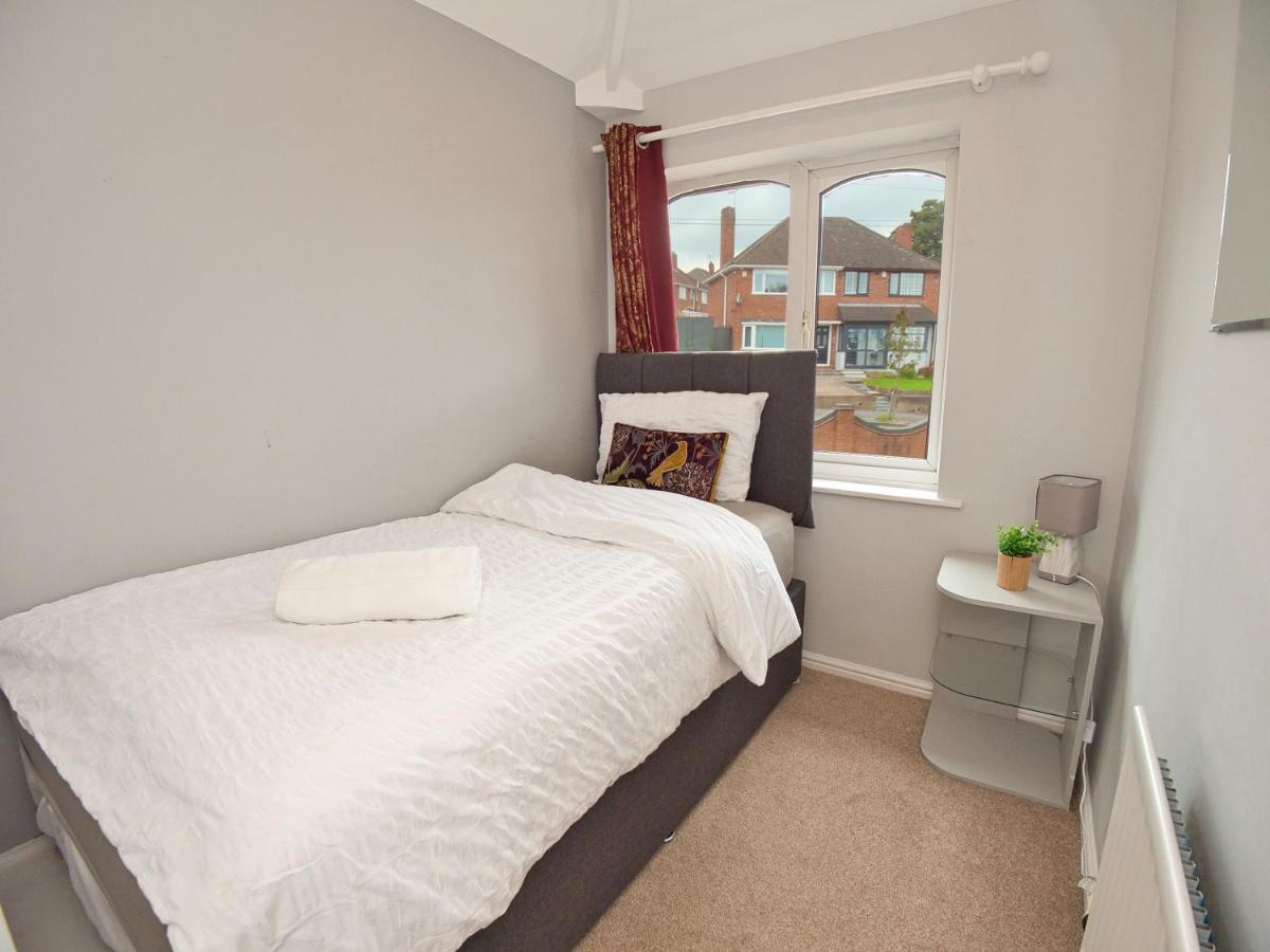 Holiday home Cosy 3 Bed With Parking- Family And Contractors Birmingham