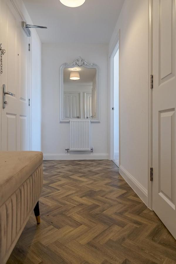 Pass The Keys New Chic 2 Bed Pad Free Parking *