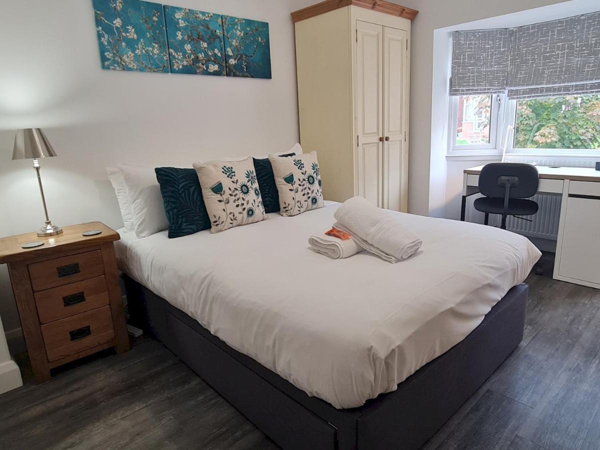 Pass The Keys Attractive Modern 2 Bedroom House In Harborne *