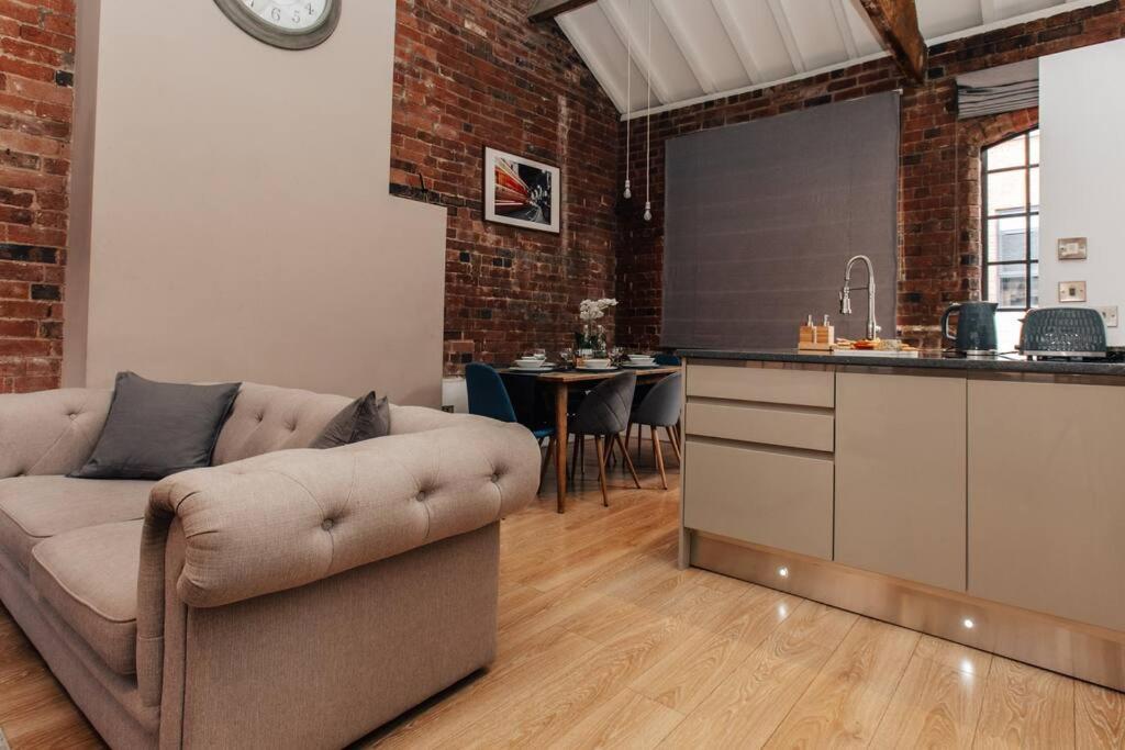 Holiday home Exposed Brickwork Townhouse W Free Secure Parking *