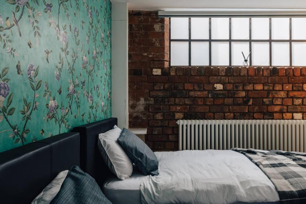 Exposed Brickwork Townhouse W Free Secure Parking Holiday home *