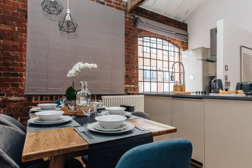 Exposed Brickwork Townhouse W Free Secure Parking Holiday home *
