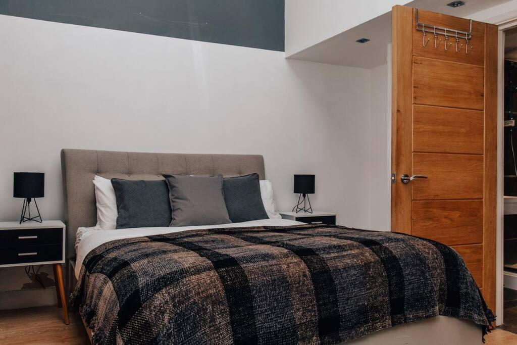 Exposed Brickwork Townhouse W Free Secure Parking Birmingham