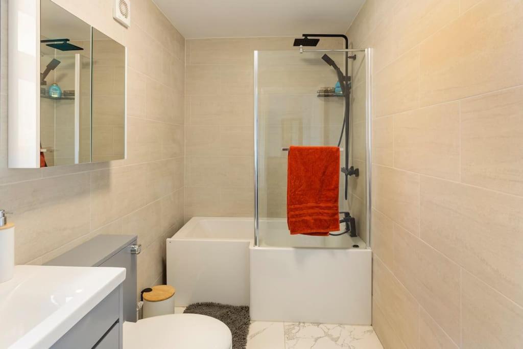 Cosy Brand New Spacious 1 Bed Luxury Apartment