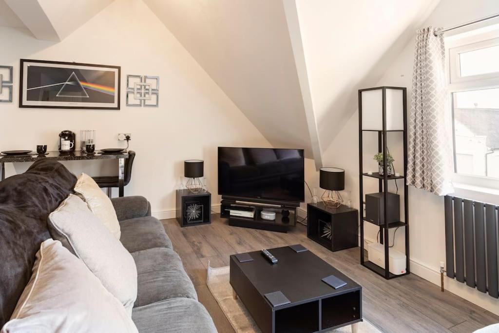 Cosy Brand New Spacious 1 Bed Luxury Apartment