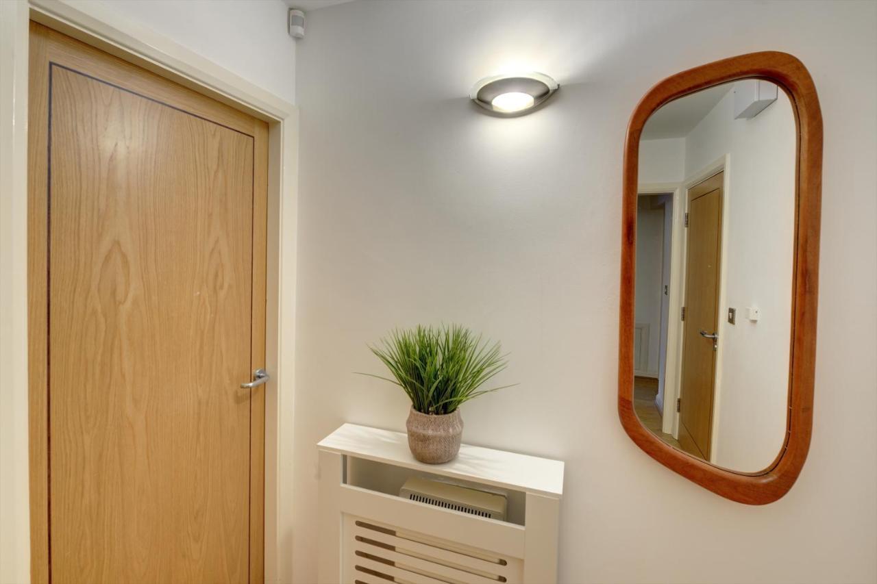 Apartment Centre Jewel: 2-bedroom With Secured Parking Birmingham