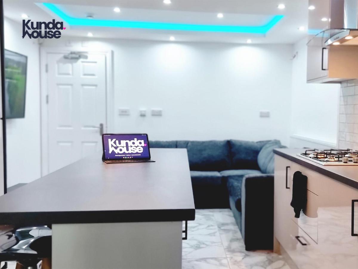 Elegant Ensuite Near City Centre - Kunda House Holiday home Birmingham