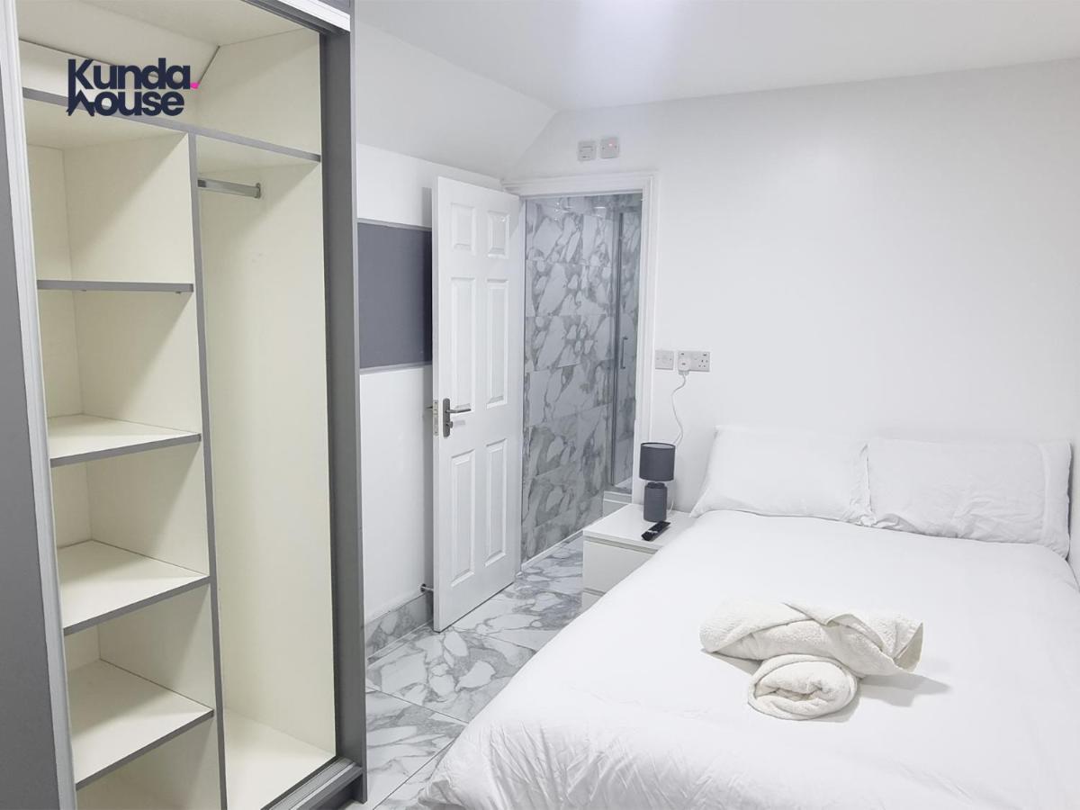 Elegant Ensuite Near City Centre - Kunda House Holiday home Birmingham