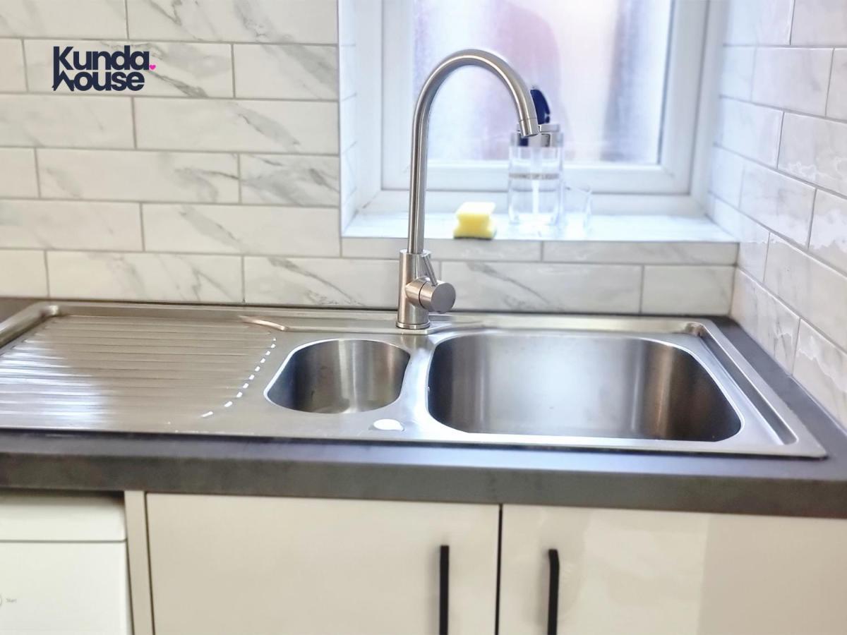 Elegant Ensuite Near City Centre - Kunda House Holiday home Birmingham