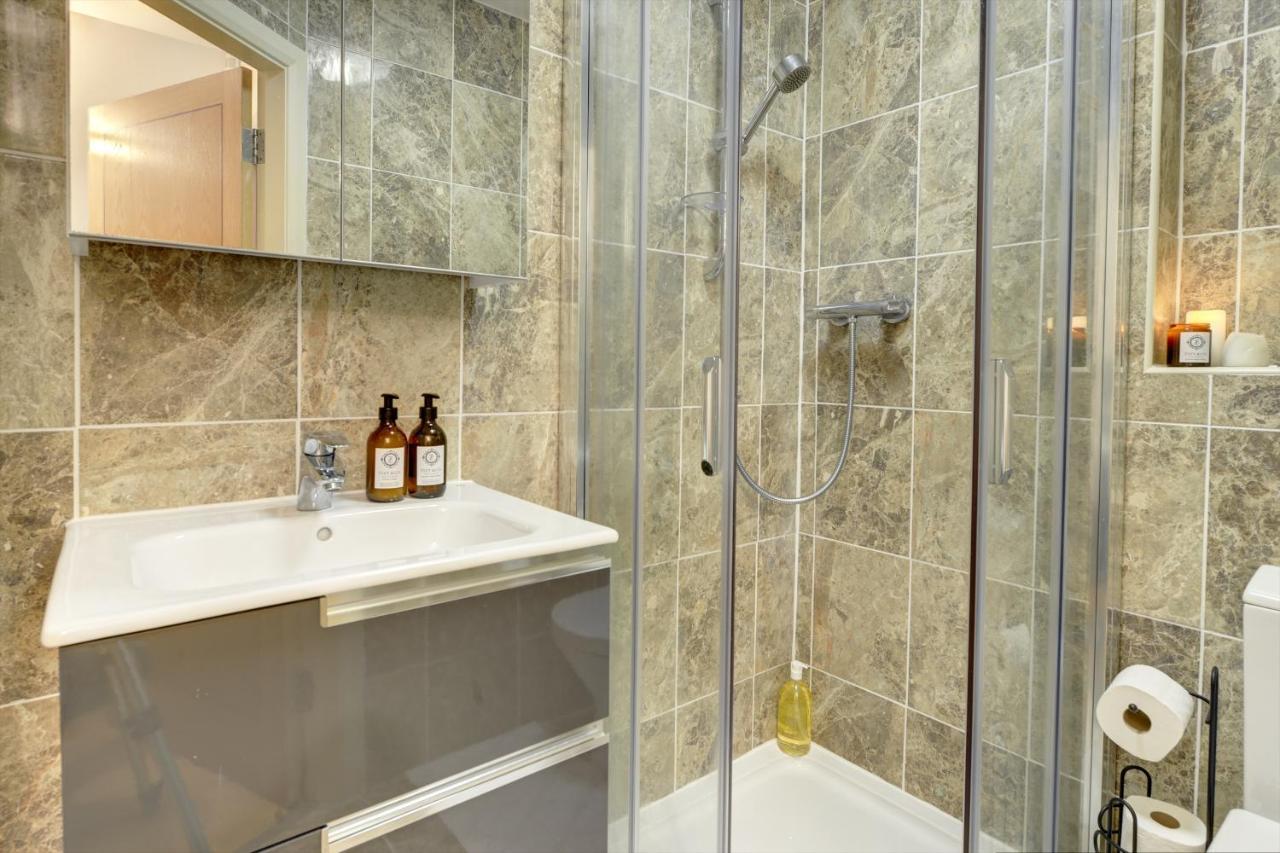 Centre Jewel: 2-bedroom With Secured Parking