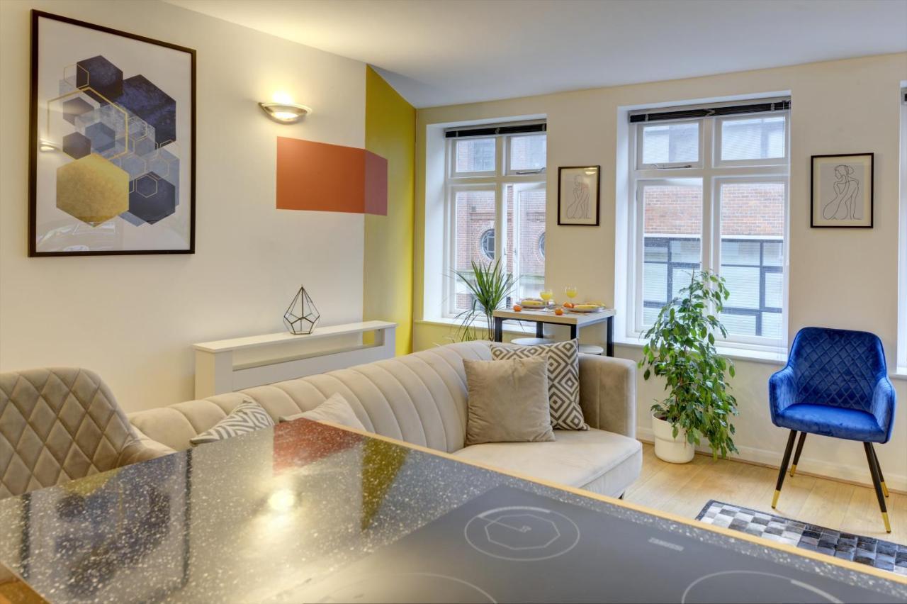 Apartment Centre Jewel: 2-bedroom With Secured Parking Birmingham