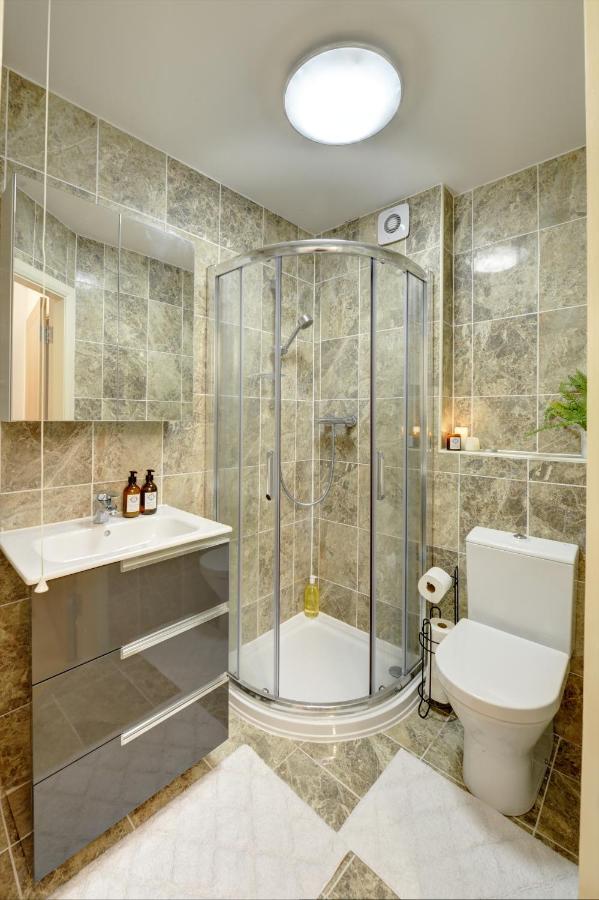 Apartment Centre Jewel: 2-bedroom With Secured Parking Birmingham