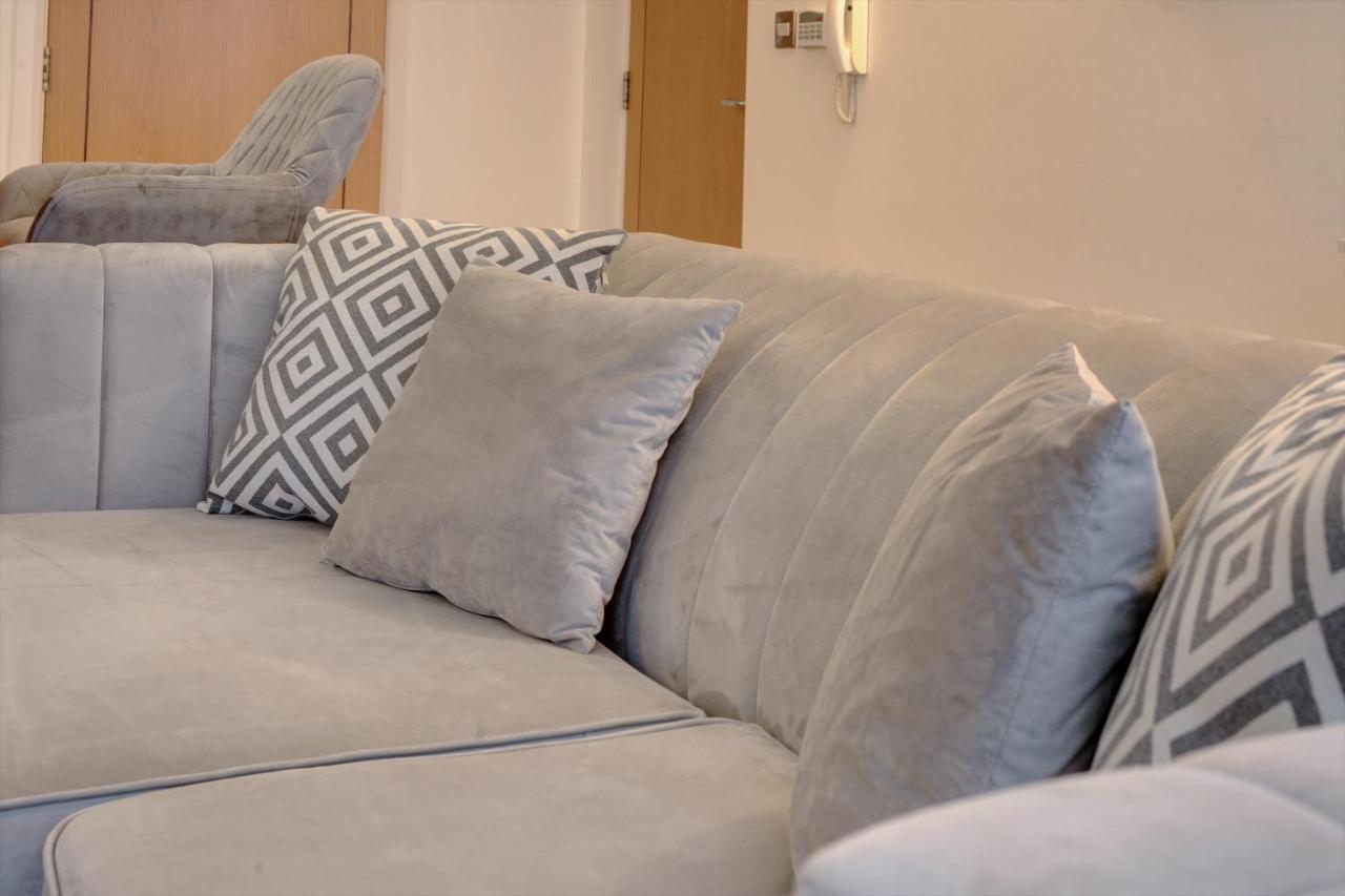 Centre Jewel: 2-bedroom With Secured Parking Apartment
